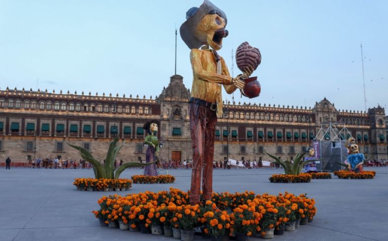 La Megaofrenda del Zócalo consta de 21 piezas de cartonería monumental