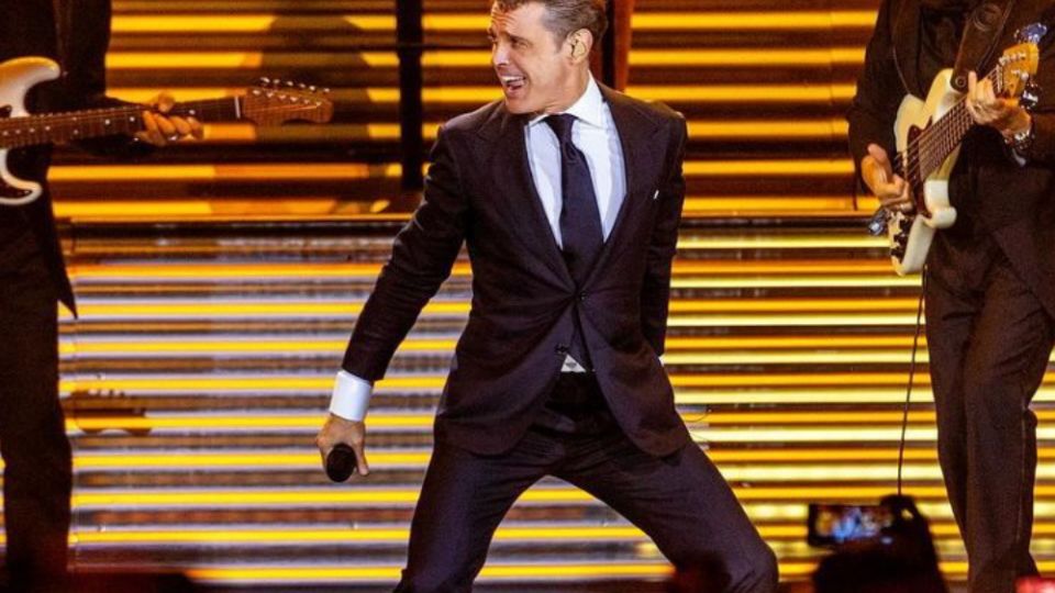 Besos y flores de Luis Miguel para Carolina Herrera