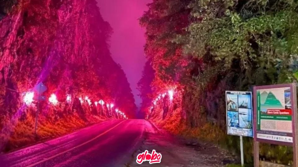 Puerta del Cielo en color rosa por la lucha contra el cáncer de mama.