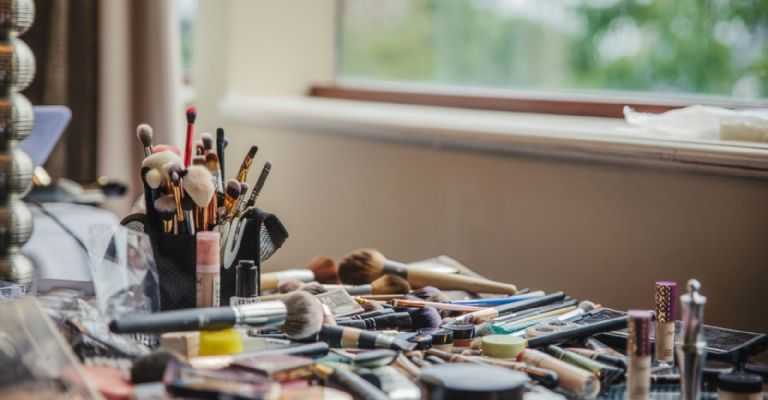 Usa make up de calidad para evitar problemas de salud en al piel- Créditos: Unsplash