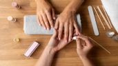 Foto ilustrativa de la nota titulada: Gelish con calcio: Esta es la 'técnica rubber' que necesitas para fortalecer y reconstruir las uñas