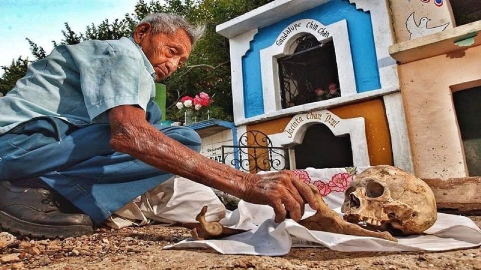 Este singular ritual atrae tanto a visitantes como a locales, quienes honran a sus seres queridos en una ceremonia llena de significado.