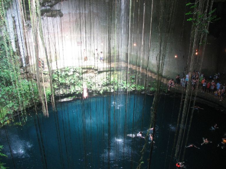  Los cenotes son lugares especiales para los mayas, ya que son “dadores de vida” 