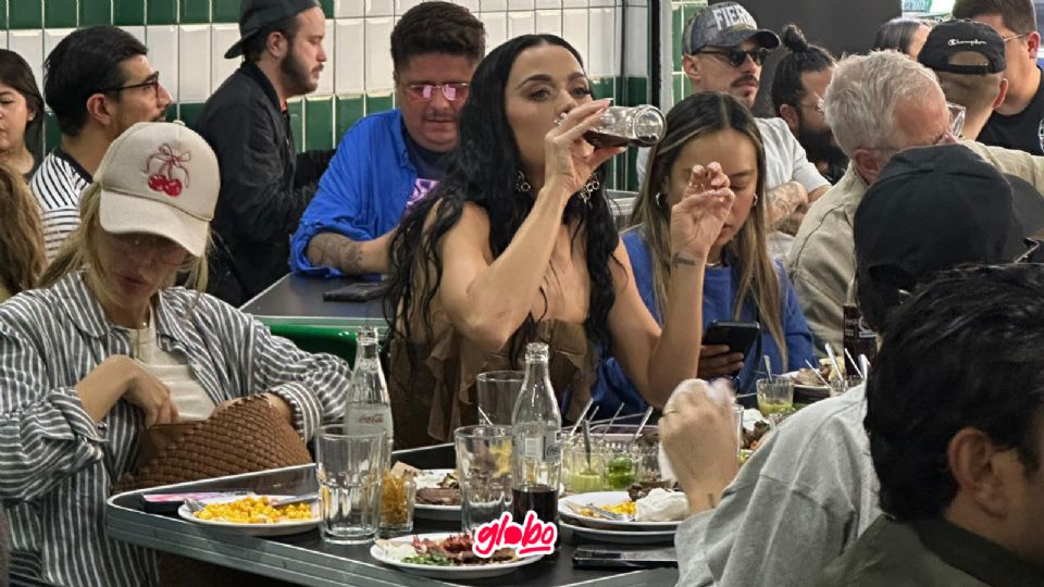 Katy Perry tendrá varios conciertos en México, pero antes de eso, decidió ir a una taquería de la CDMX y elegir su taco favorito.