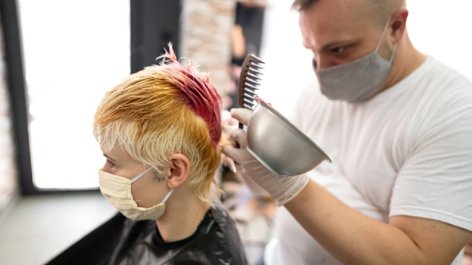 Recupera el brillo de tu cabello teñido con esta mascarilla de aceite de oliva y huevo.