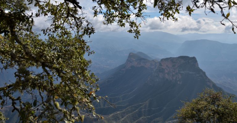 El Mirador Cuatro Palos se localiza a 12 kilómetros de la cabecera municipal de Pinal de Amoles, Querétaro.