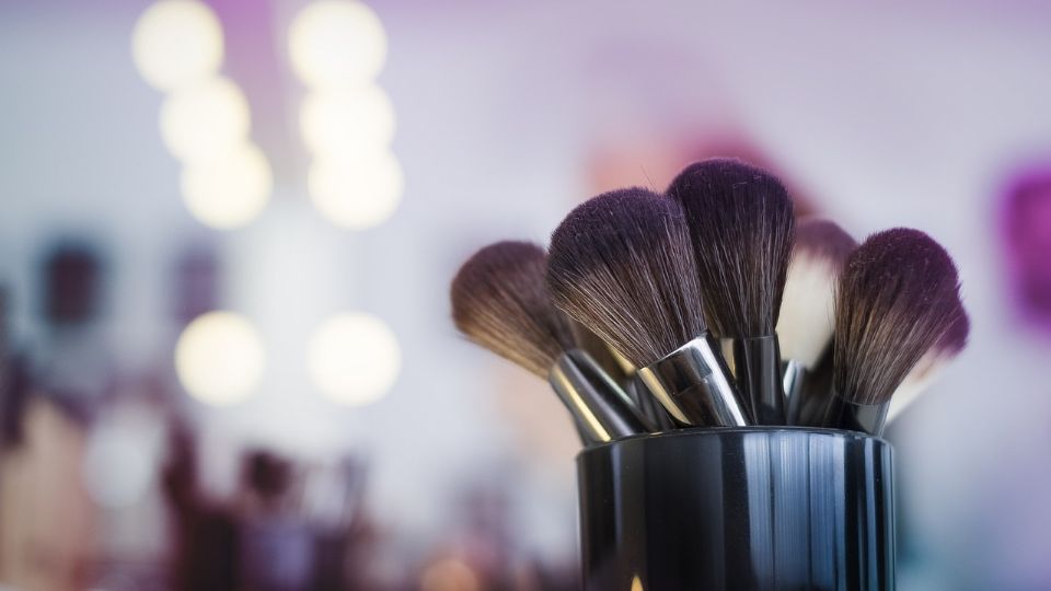 Uno de los beneficios que tiene este polvo compacto es que no lastima la piel y es fácil de usar.