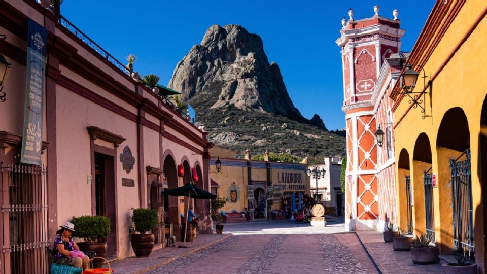 Este destino es un tesoro que combina viñedos, cuevas, construcciones coloniales y paisajes espectaculares, coronados por la majestuosa Peña de Bernal en Querétaro.