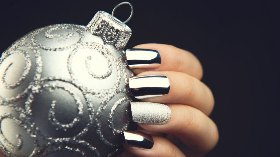 Los mejores diseños de uñas para que luzcas elegante y sofisticada esta Navidad y Año Nuevo.