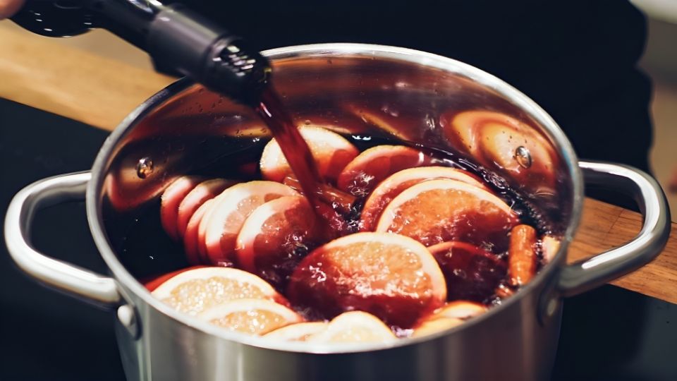 Descubre cómo preparar el tradicional ponche de frutas con un toque de vino tinto