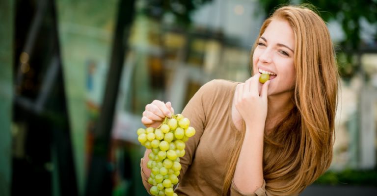 Comer uvas es uno de los rituales más populares. Estas atraerán suerte, prosperidad, entre otras cosas para el próximo año.