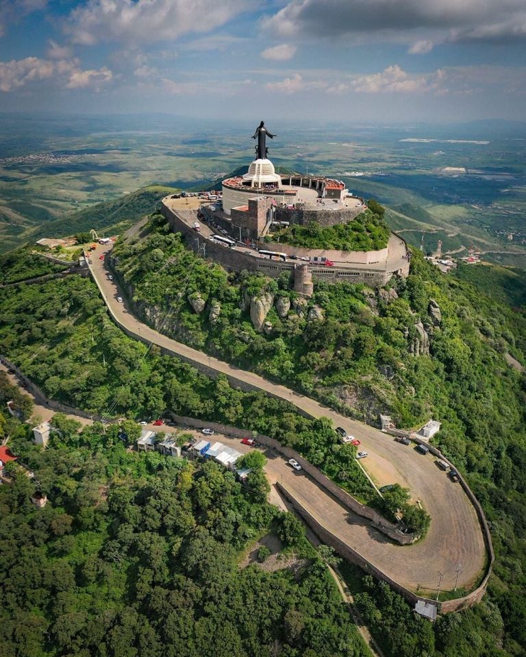  Se llega por medio de un camino empedrado que rodea al cerro hasta llegar a una glorieta superior.