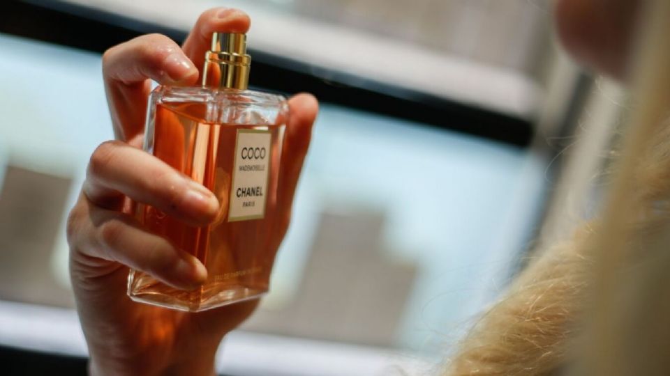 El perufme Coco Mademoiselle es más barato en Dossier.