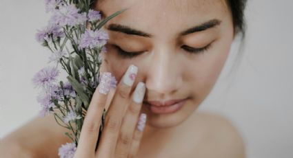 3 diseños de uñas con flores que rejuvenecen las manos