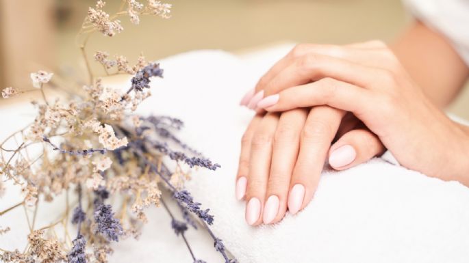 5 nail art de uñas de gel semicuradas que son perfectas para rejuvenecer manos