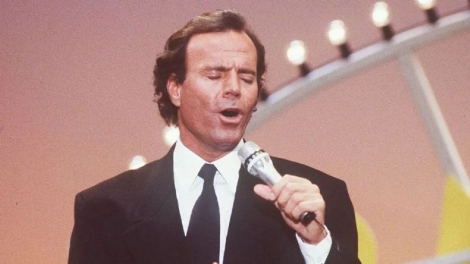 Julio Iglesias prepara su bioserie en plataforma de streaming.
