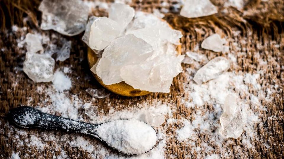 Piedra de alumbre para la generación de colágeno en la cara