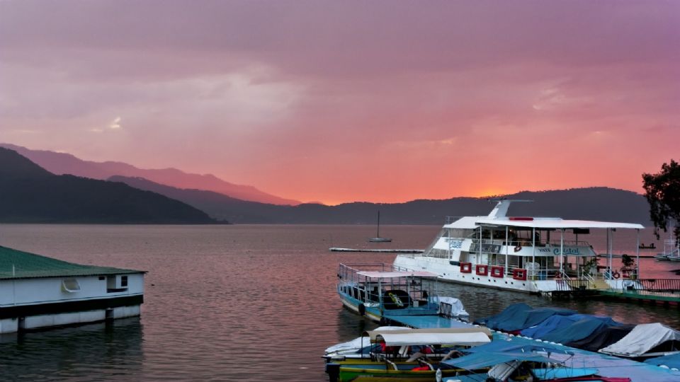 Aquí puedes alquilar una lancha, velero o yate para disfrutar de un paseo relajante.