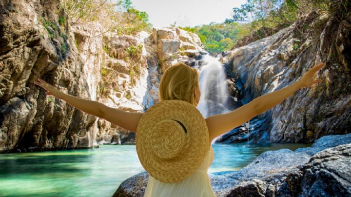 El Pueblo de Jalisco envuelto en misterio con cascadas de aguas turquesa y una playa color esmeralda