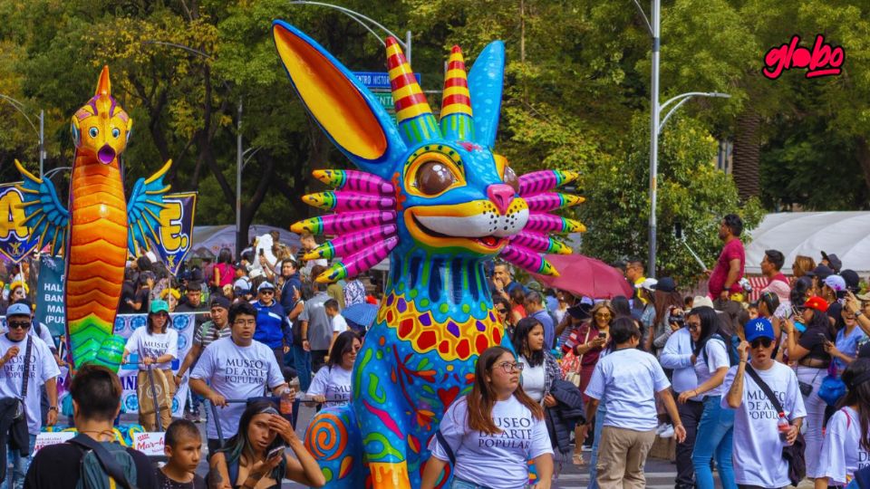 El Desfile de Alebrijes Monumentales de CDMX reúne coloridas y gigantescas figuras artesanales que celebran la creatividad y tradición mexicana.