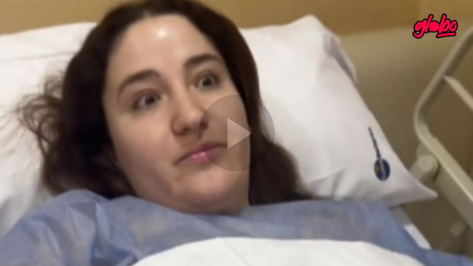 Una influencer terminó en el quirófano después de atorarse la mano en un vaso mientras lavaba los trastes