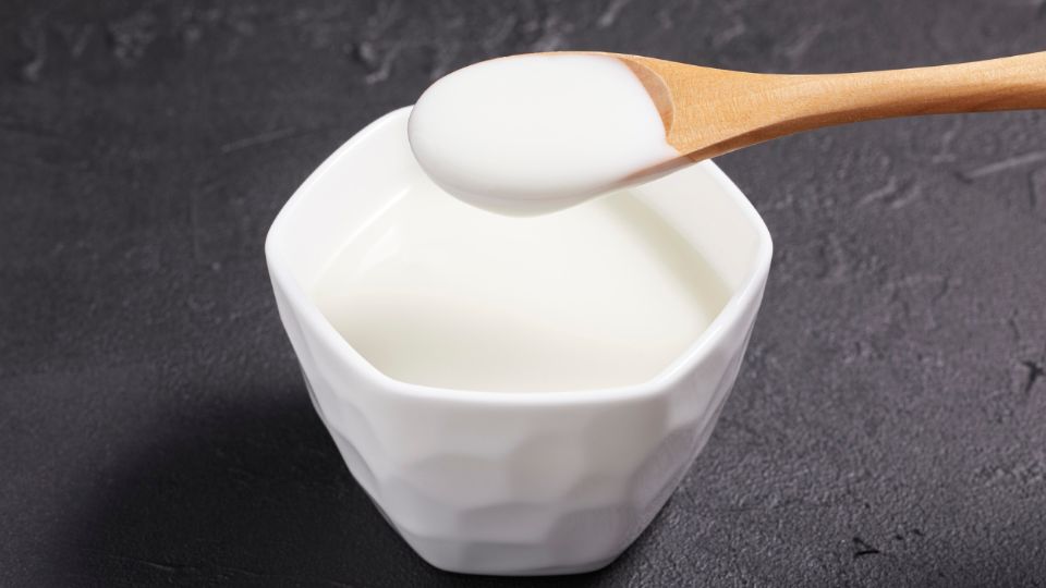 El yogur natural mantiene mayor contenido de calcio gracias a la conservación del suero lácteo.