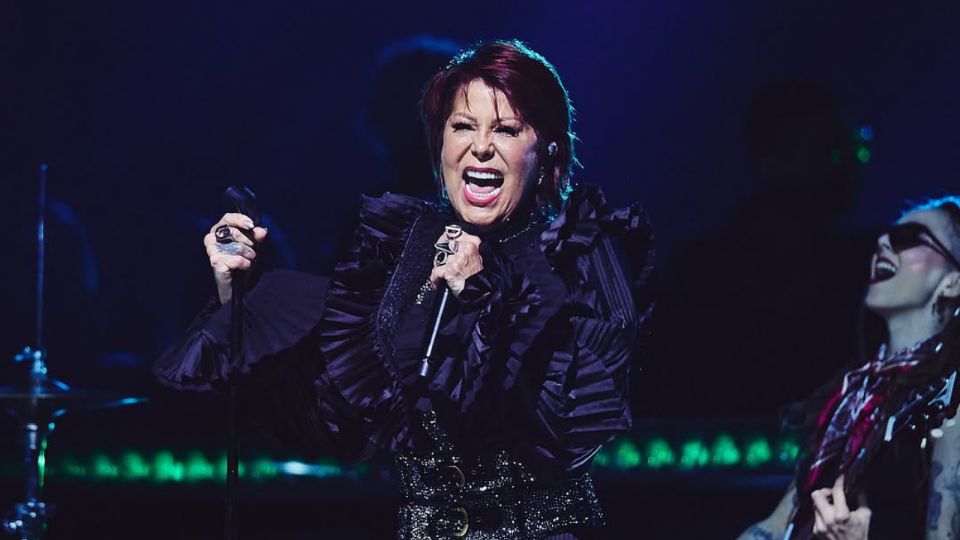 La cantante compartió la imagen como muestra de fortaleza tras una nueva cirugía de columna y cadera.