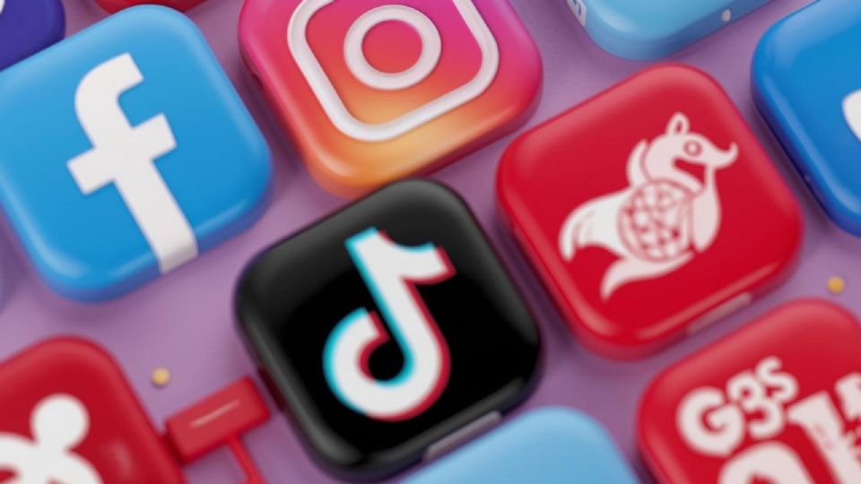 Tunden en redes a Pedro Sola por escribir 'Puerto Vallarte'