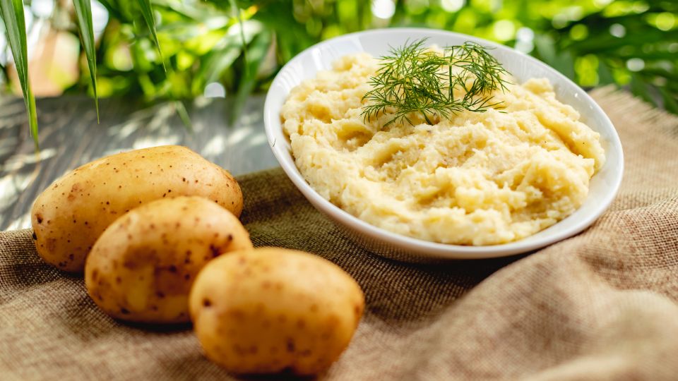 Descubre la receta perfecta de puré de papa para sorprender en tu cena de Navidad con cremosidad y sabor.