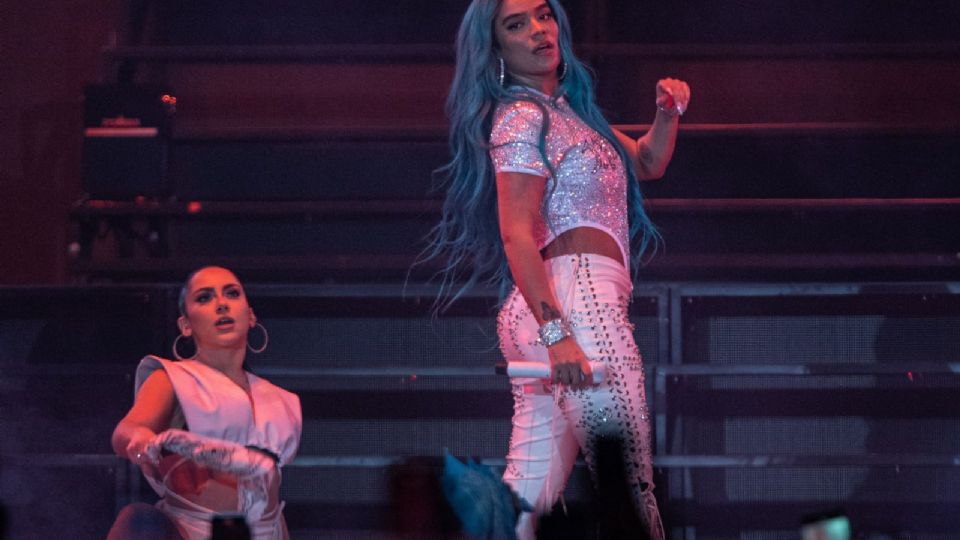 Giselle Montes, exnovia de Alex Marín, se compromete en concierto de Karol G | Video