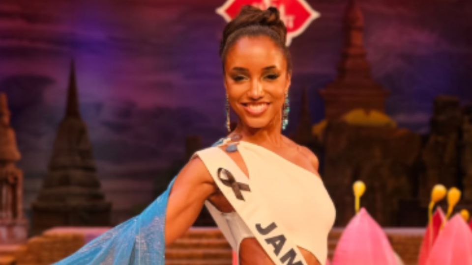 Miss Jamaica 2025 permanece hospitalizada tras fuerte caída en Miss Universo.