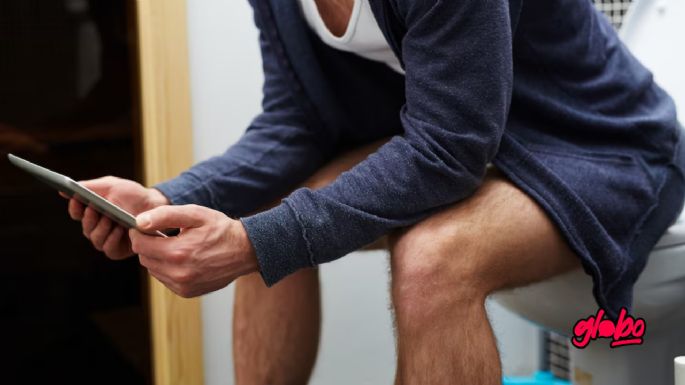 Especialistas alertan sobre los riesgos de pasar mucho tiempo en el baño