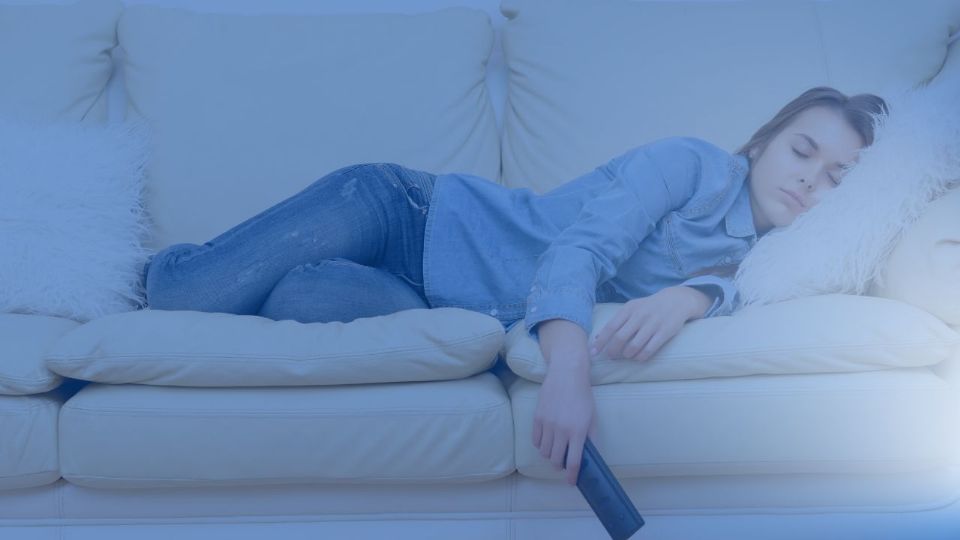 La luz azul de la televisión suprime la melatonina.