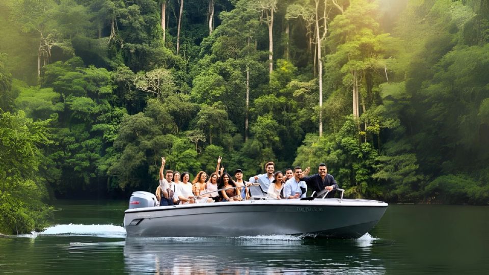 El pueblo mágico Villa del Carbón tiene una presa rodeada de bosque.