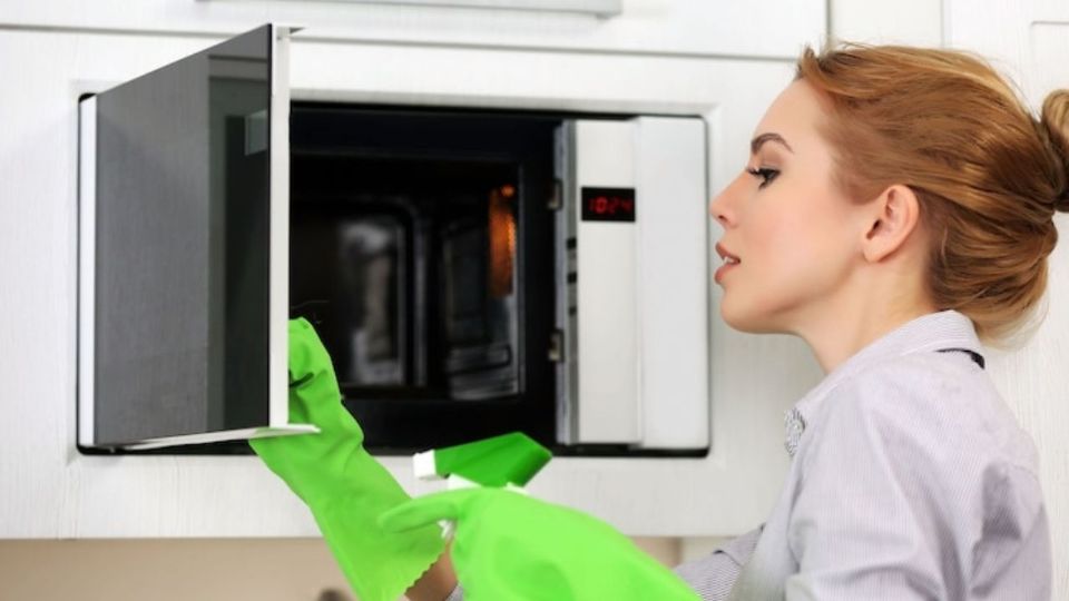 El microondas es un gran aliado en la cocina, pero también necesita cuidados.