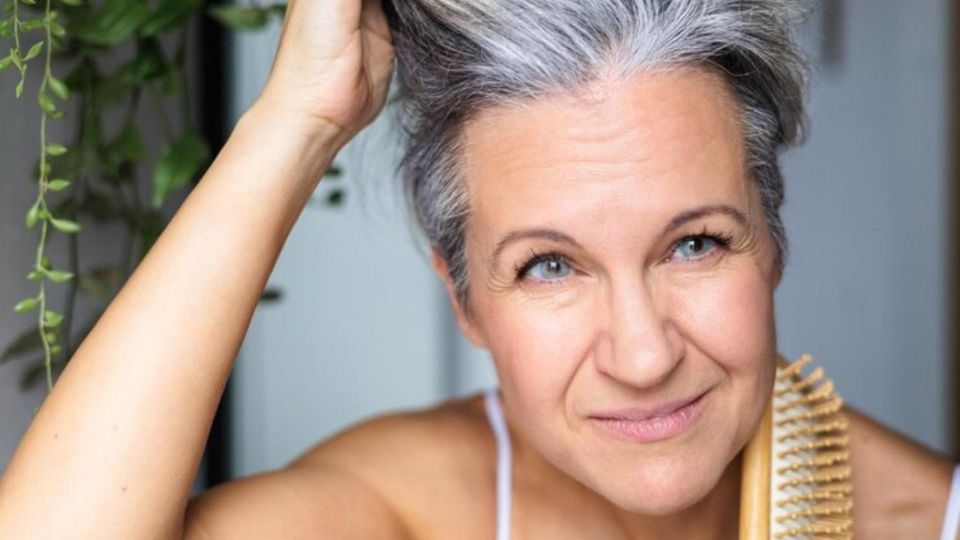 El significado psicológico detrás de teñir las canas.