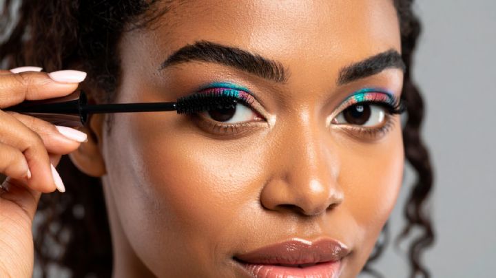 Rímel de colores: la tendencia que elimina arrugas y debes proba en verano 2025