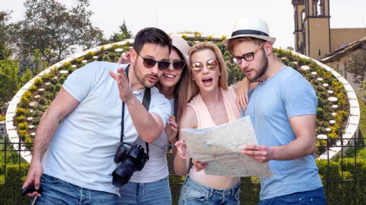 El Pueblo Mágico de Puebla con un reloj floral rodeado de jardines ideal para visitar y tomar fotos