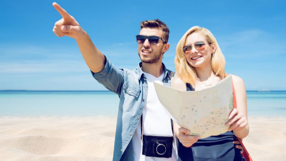 La playa de Oaxaca con aguas cristalinas color turquesa.