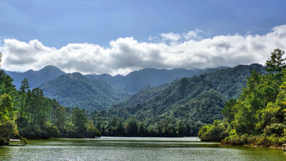 El Cerro Cabezón, emblema natural del pueblo, es el escenario perfecto para actividades de aventura.