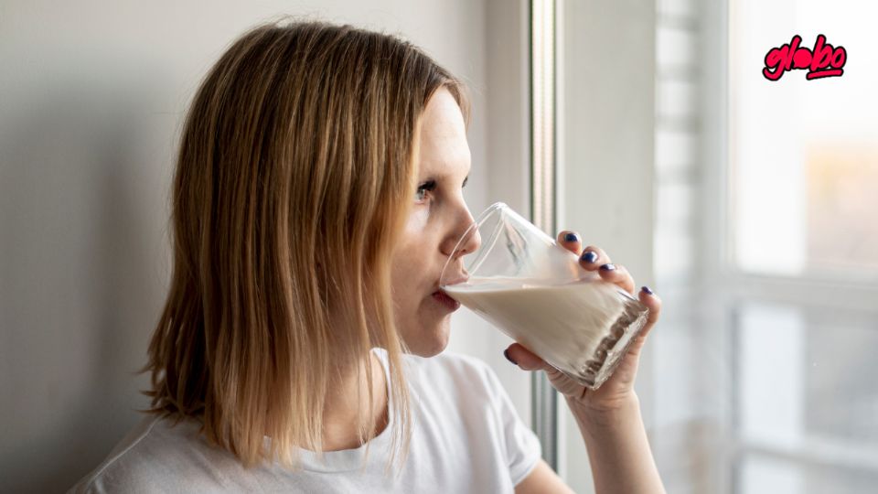 Consumir leche a diario aporta nutrientes esenciales que fortalecen huesos, músculos y favorecen la salud general del organismo.