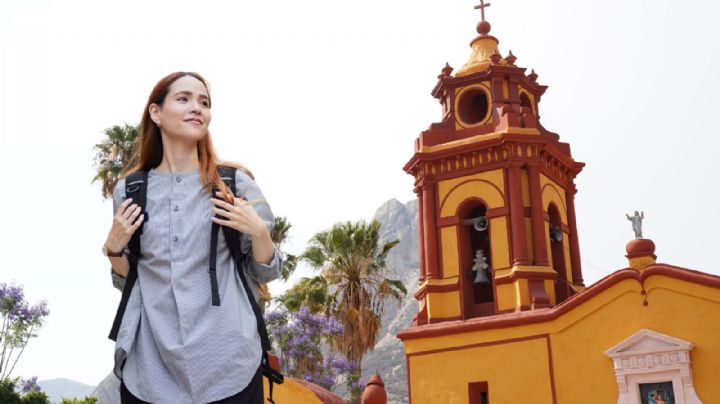 El Pueblo Mágico de Querétaro con calles de piedra, viñedos al sol y un monolito gigante que toca el cielo